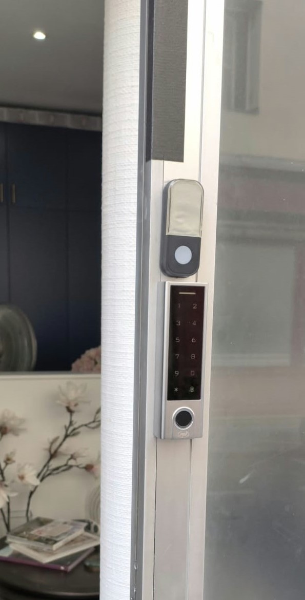 Contrôle d’accès PNI DK350 installé sur le montant de la porte d’entrée du local